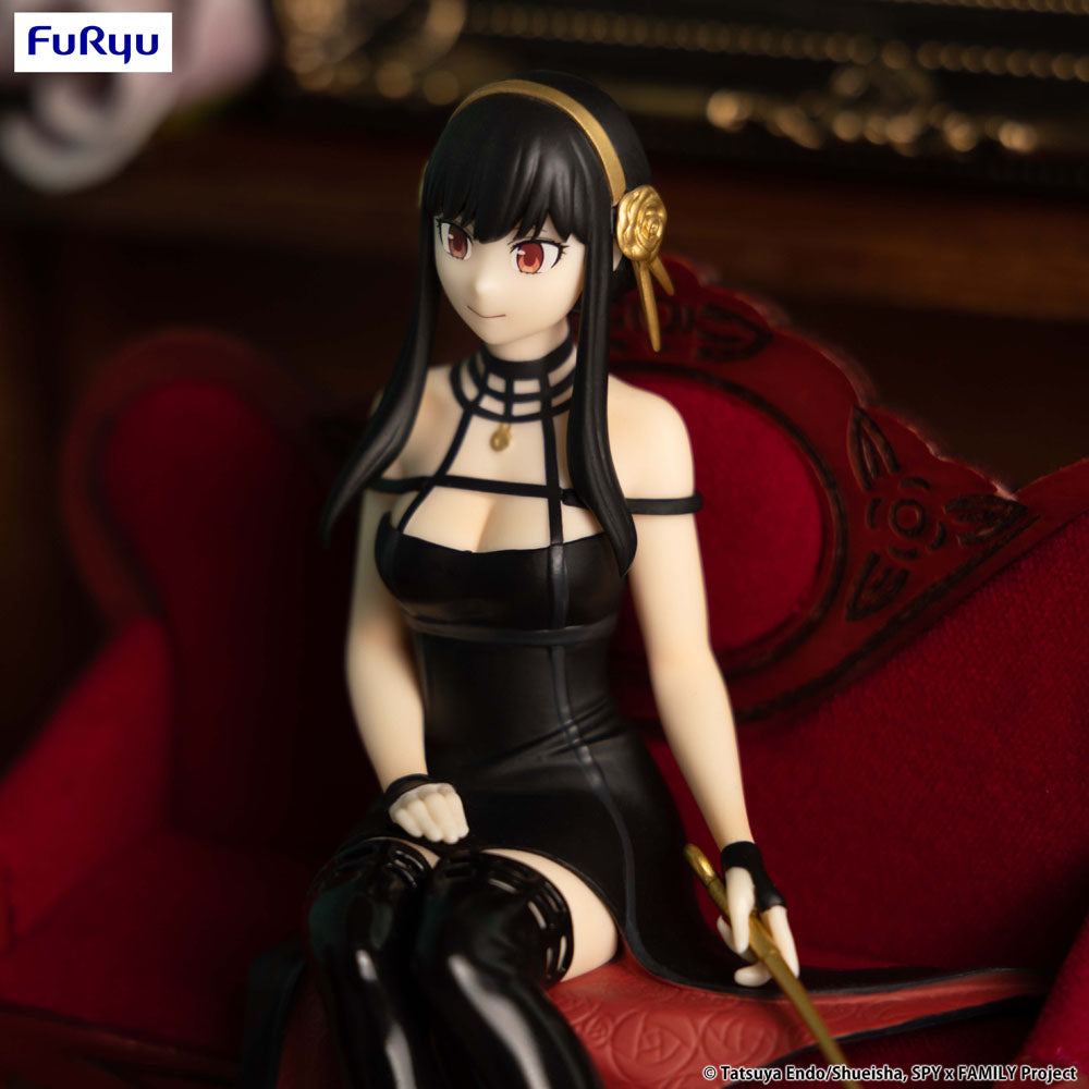 Spy X Family - Figurine Yor assise en Robe noire